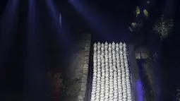 Ratusan Stormtrooper berjejer rapi di jalanan Tembok Besar Cina, Selasa (20/10/2015).  Film Star wars yang berjudul "The Force Awakens" akan segera ditayangkan di Bioskop - bioskop pada akhir tahun ini. (REUTERS/Jason Lee)