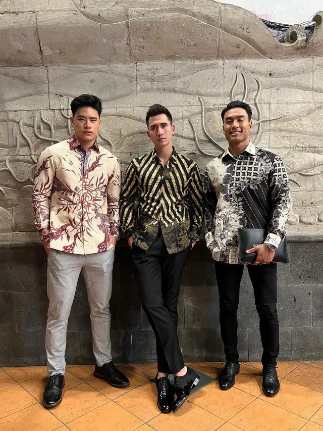 Verrell Bramasta pakai batik di acara lamaran Venna Melinda dan Ferry Irawan (Foto: Instagram/@bramastavrl)
