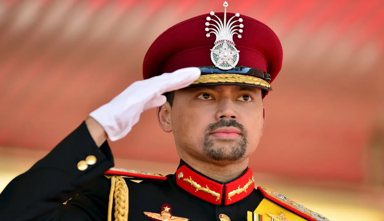 Putra Mahkota Brunei Al - Muhtadee Billah memberi hormat saat perayaan ulang tahun ayahnya yang ke-69 di Istana Nurul Iman, Sabtu (15/8/2015). Perayaan itu sempat ditunda dari 15 Juli menjadi 15 Agustus karena bulan Ramadan. (REUTERS/Ahim Rani)