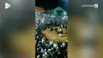 Seorang pria sanggup hadapi kerumunan orang seorang diri dengan menggunakan tenaga dalam.