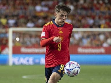 Tampil di ajang Piala Dunia tentu menjadi impian dan kebanggaan tersendiri bagi seluruh pesepak bola di penjuru dunia. Apalagi jika di usia remaja alias ABG mereka telah dipercaya membela negaranya di ajang akbar pesta sepak bola sejagat empat tahunan tersebut. Seperti di Piala Dunia 2022 Qatar yang kurang dari sebulan lagi akan berlangsung, ada 5 pesepak bola di bawah 20 tahun yang berpeluang tampil. Siapa saja? Simak uraiannya berikut ini. (AFP/Jorge Guerrero)