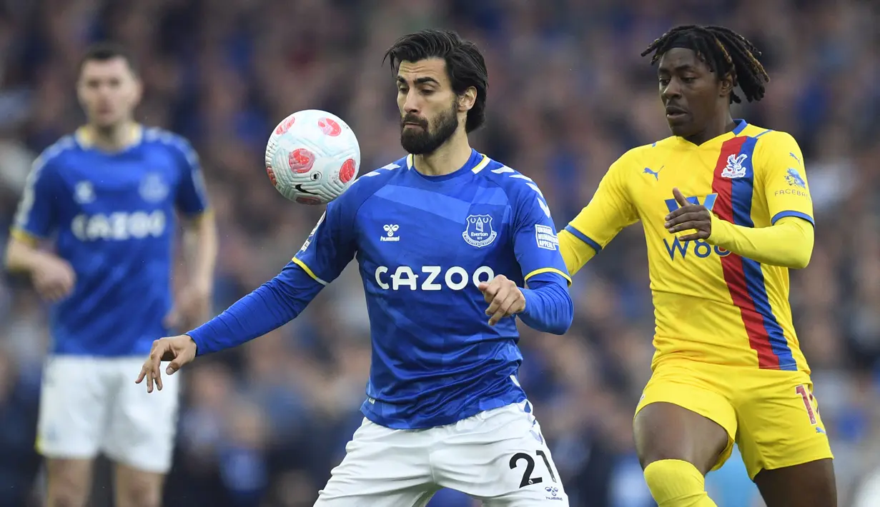 Andre Gomes yang kini tengah menjalani musim kelima bersama Everton, tercatat pernah berseragam Barcelona selama tiga musim mulai 2016/2017 hingga 2018/2019. Pada musim terakhirnya, ia dipinjamkan ke Everton yang akhirnya mempermanenkannya pada 2019/2020. (AFP/Oli Scarff)