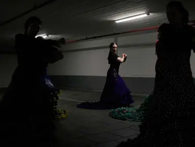 Sekelompok siswa flamenco menari di garasi parkir bawah tanah setelah kelas studio mereka terganggu oleh sirene serangan udara yang memperingatkan datangnya rudal dari Iran, di Tel Aviv, Israel, Senin 30 Maret 2026. (AP Photo/Ohad Zwigenberg)