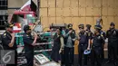 Menteri Keuangan Sri Mulyani melihat rokok ilegal di Kantor Dirjen Bea Cukai, Jakarta, Jumat (30/9). Sri Mulyani menegaskan akan menindak tegas produksi rokok ilegal. (Liputan6.com/Faizal Fanani)