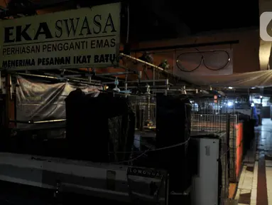 Suasana saat Pasar Perumnas Klender ditutup sementara, Jakarta, Rabu (10/6/2020). Pasar Perumnas Klender terpaksa ditutup sementara setelah ditemukannya sebanyak 20 pedagang postif Covid-19 berdasarkan hasil tes swab yang dilakukan beberapa waktu lalu. (merdeka.com/Iqbal S. Nugroho)