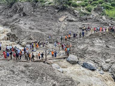 Personel dari Pasukan Penanggulangan Bencana Nasional India (NDRF) berupaya menyelamatkan para peziarah Hindu setelah banjir bandang melanda sebuah desa di distrik Kishtwar pada 15 Agustus 2025. (Mir Imran/AFP)