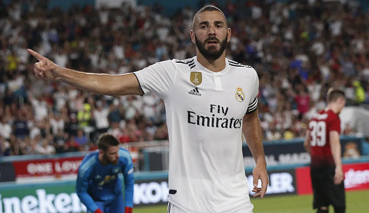 Striker Real Madrid, Karim Benzema, melakukan selebrasi usai mencetak gol ke gawang Manchester United pada laga ICC 2018 di Miami Gardens, Rabu (1/8/2018). Manchester United menang 2-1 atas Real Madrid. (AP/Brynn Anderson)