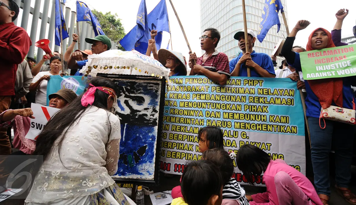 Puluhan orang melakukan aksi di depan Kedubes Belanda di Jakarta, Rabu (23/11). Mereka meminta pemerintah Belanda menghentikan upaya mendorong investasi dalam pembangunan infrastruktur di Teluk Jakarta. (Liputan6.com/Helmi Fithriansyah)
