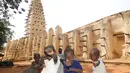 Masjid Bobo Dioulasso terletak di Republik Burkina Faso, Afrika. Masjid ini diperkirakan dibangun pada 1880 dengan gaya Sahel lengkap dengan dua menaranya masing-masing di sisi mihrab dan pintu masuk utama. (en.wikipedia.org)