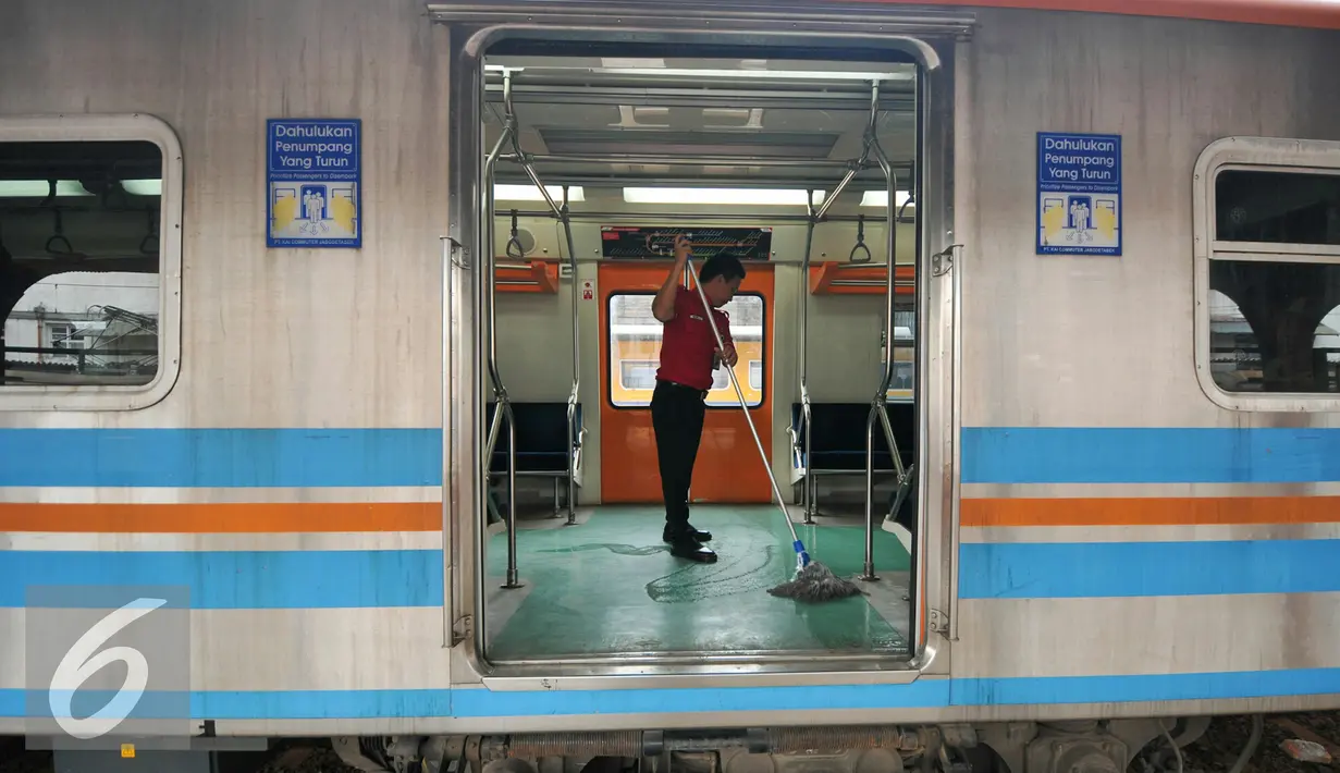 Petugas kebersihan sedang membersikan gerbong penumpang kereta jurusan Jakarta Kota- Tanjung Priok di stasiun Jakarta Kota, Senin (21/12). PT Kereta Api Indonesia (KAI) kembali mengoperasikan lintas Jakarta Kota-Tanjung Priok. (Liputan6.com/Yoppy Renato)