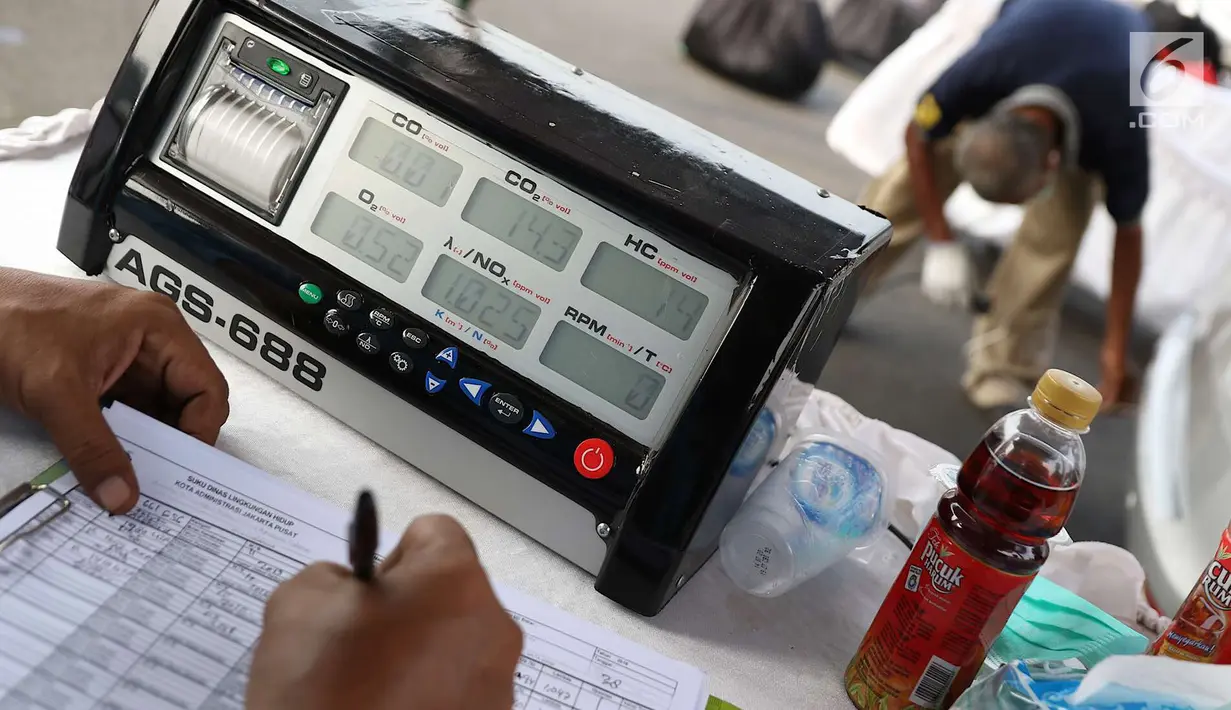 Sebuah mesin uji emisi gas buang kendaraan di kawasan Senayan, Jakarta, Rabu (18/7). Uji emisi gratis dilakukan untuk menekan tingkat pencemaran udara akibat gas buang kendaraan yang tidak memenuhi standar. (Liputan6.com/Immanuel Antonius)