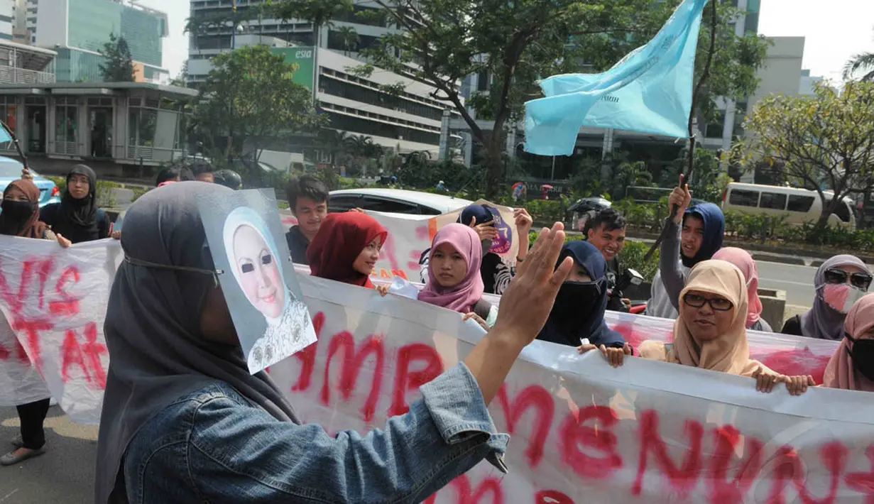 Aksi ini dikarenakan kecewa terhadap salah satu hakim majelis Tipikor, Alexander Marwata, yang berbeda pendapat dengan hakim lainnya terkait vonis kepada Ratu Atut Chosiyah, (3/9/14). (Liputan6.com/Herman Zakharia)