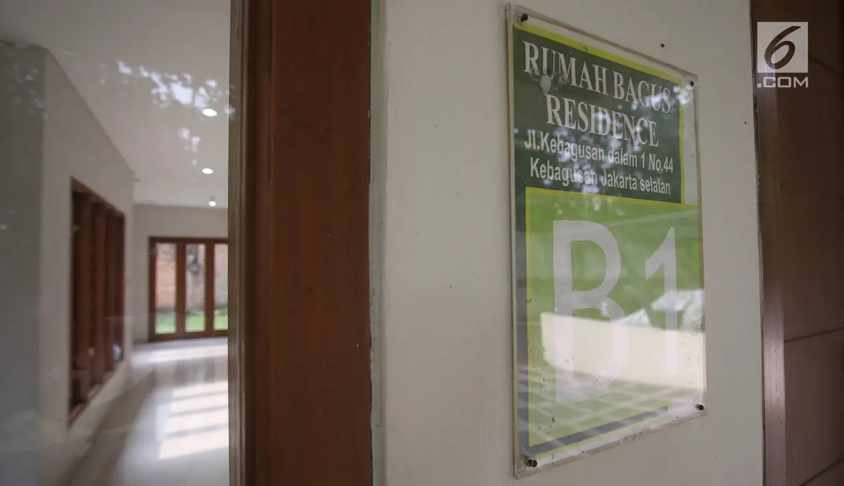 Bagian dalam rumah terpidana kasus suap impor daging sapi yang akan dilelang di Lenteng Agung, Jakarta, Rabu (11/10). Rumah bersertifikat SHM tersebut memiliki tujuh kamar, lima kamar mandi, dua dapur, dan satu garasi. (Liputan6.com/Immanuel Antonius)
