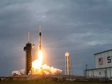 Roket SpaceX Falcon 9 dengan kapsul Crew Dragon diluncurkan dari landasan LC-39A dalam misi Axiom Mission Three (Ax-3) di Kennedy Space Center, Cape Canaveral, Florida, pada tanggal 18 Januari 2024. (CHANDAN KHANNA/AFP)