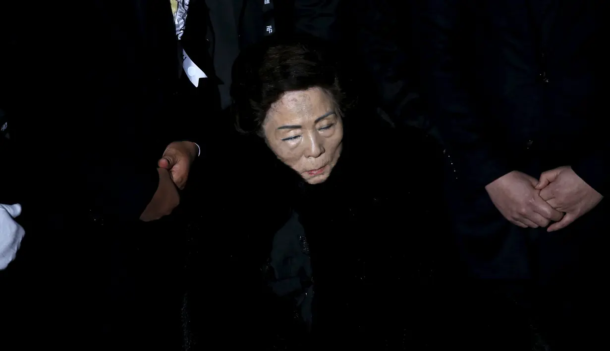 Son Myung-Soon, Istri dari mantan Presiden Korea Selatan Kim Young - sam terlihat lemas melihat prosesi pemakaman suaminya pemakaman nasional, Seoul , Korea Selatan, (26/11). (REUTERS/Kim Hong - Ji)