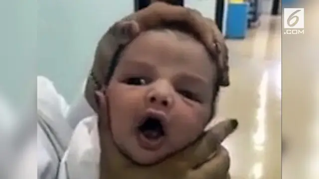Beberapa perawat mempermainkan wajah seorang bayi dan menjadikannya lelucon.