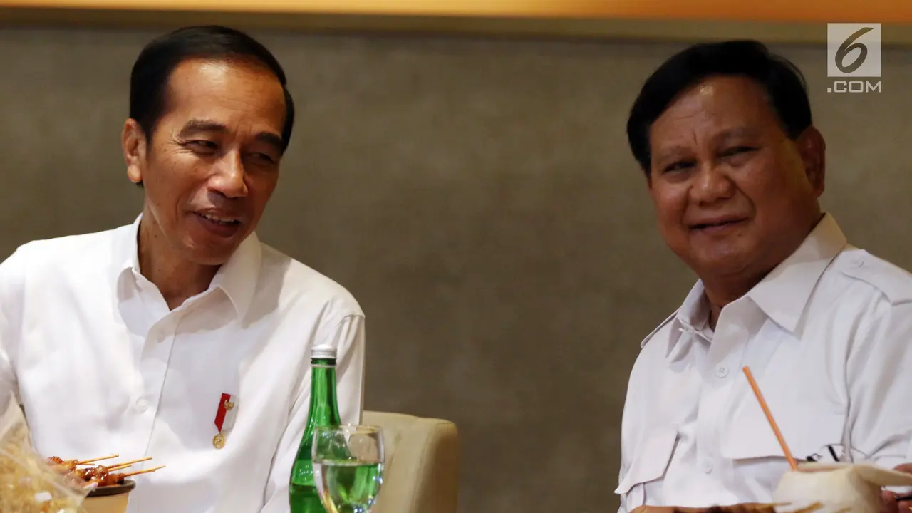 Penuh Tawa, Jokowi-Prabowo Makan Sate Bersama