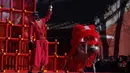 Pertunjukan ini merupakan bagian dari tren "AI Temple Fair". Tampak dalam foto, sebuah robot humanoid dengan pakaian merah meriah memberi isyarat di atas panggung sementara robot berkaki empat yang dilengkapi kepala singa bergerak di latar depan selama hari kedua perayaan Tahun Baru Imlek 2577 Kongzili di sebuah pekan raya kuil di Beijing pada Rabu 18 Februari 2026. (AP Photo/Vincent Thian)
