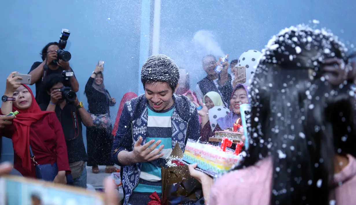 "Alhamdulillah spesial banget. Dikasih surprise juga ama Syifa. Alhamdulillah banyak banget fans yang dateng kesini. Sekarang juga kan hari kerja, mereka nyempetin kesini," kata Angga Aldi di kawasan Tendean, Selasa (16/5). (Nurwahyunan/Bintang.com)