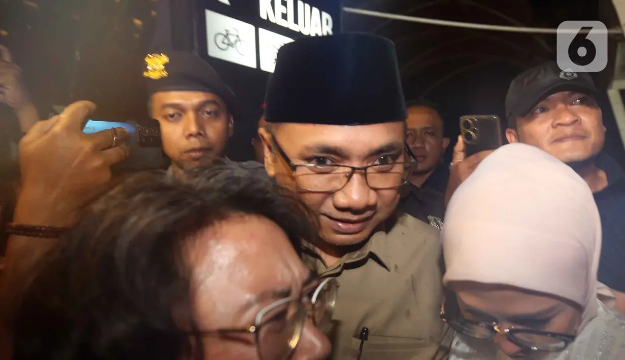 Hingga saat ini, KPK tengah menyidik kasus dugaan korupsi terkait penentuan kuota haji tahun 2023-2024 di Kementerian Agama yang terjadi pada masa Menteri Agama Yaqut Cholil Qoumas. Tampak dalam foto, mantan Menteri Agama Republik Indonesia, Yaqut Cholil Qoumas, saat meninggalkan Gedung Komisi Pemberantasan Korupsi (KPK), Jakarta, Selasa (16/12/2025). (Liputan6.com/HelmiFithriansyah)