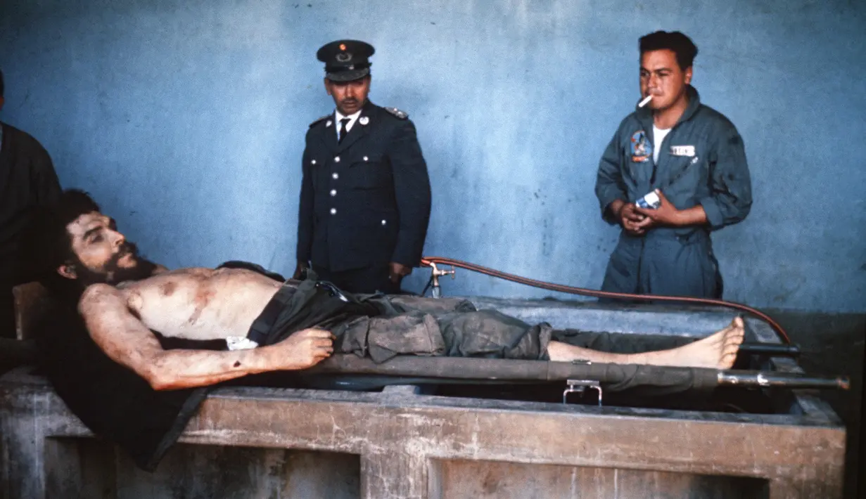 Berkas foto yang diambil pada 10 Oktober 1967 menunjukan jenazah Che Guevara terbaring di sebuah tempat cuci piring di Valle Grande, Bolivia. Sebelum tewas Guevara tertangkap oleh tentara suruhan Presiden Bolivia Rene Barrientos. (AFP Photo/Marc Hutten)