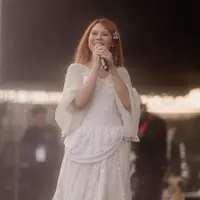 Pesona Nadin Amizah Dibalut Dress Vintage saat di Atas Panggung. [@cakecaine]