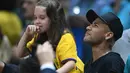 Neymar tertawa gembira saat tim bola voli Brasil berhasil meraih medali emas pada laga final bola voli putra  Olimpiade Rio 2016 melawan Italia di Stadion Maracanazinho, Rio de Janeiro, (21/8/2016). (AFP/Johannes Eisele)