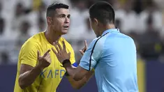 Pemain Al-Nassr, Cristiano Ronaldo (kiri) melakukan protes terhadap keputusan wasit yang memimpin laga play off Liga Champions Asia 2023/2024 antara Al-Nassr melawan Al-Ahli Dubai di KSU Stadium, Rabu (23/8/2023) WIB. (AFP/Yazid al-Duwihi)