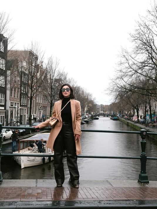 Penampilannya dengan busana serba hitam yang dipadukan long coat berwarna cokelat ini pun menarik perhatian netizen. Ia juga memilih menggunakan sling bag dengan warna senada serta kacamata hitam sebagai pelengkap penampilan. (Liputan6.com/IG/@febbyrastanty)