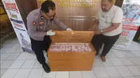 Polisi amankan peti berisi ratusan juta uang palsu di sebuah villa di Kecamatan Kadudampit Kabupaten Sukabumi (Liputan6.com/Fira Syahrin).