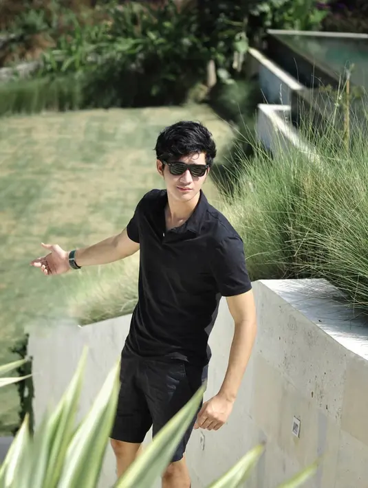 Menggunakan busana serba hitam, penampilan casual pemain sinetron Kisah Cinta Anak Tiri semakin menawan dengan kacamata hitamnya yang senada. (Liputan6.com/IG/@real_aditya1)