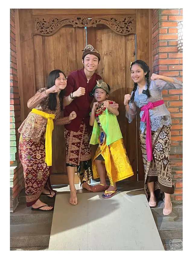 Kedua anak Pasha Ungu yang cantik dari pernikahannya dengan Okie Agustina