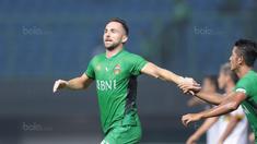 Pemain Bhayangkara FC, Ilija Spasojevic (kiri) merayakan golnya ke gawang Persela Lamongan pada lanjutan Liga 1 2017 di Stadion Patriot, Bekasi, (27/10/2017). Bhayangkara menang 3-1. (Bola.com/Nicklas Hanoatubun)