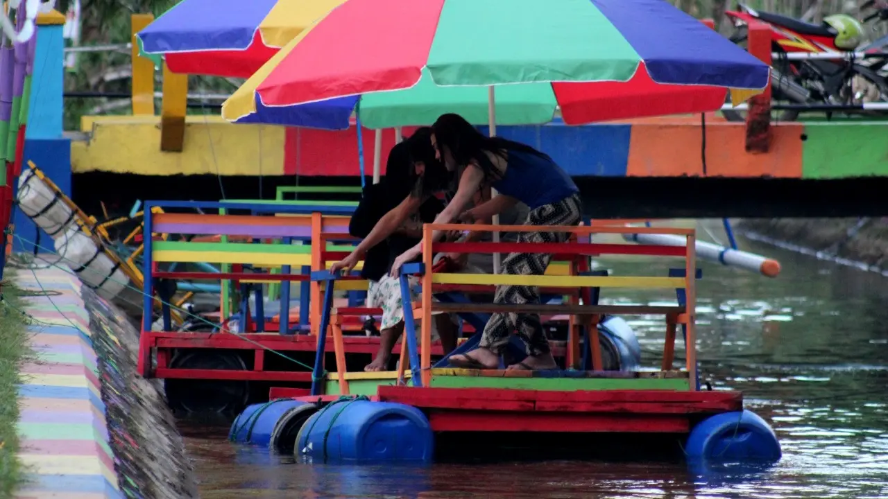 Warga Bonebol Sulap Draenase Jadi Spot Wisata Air