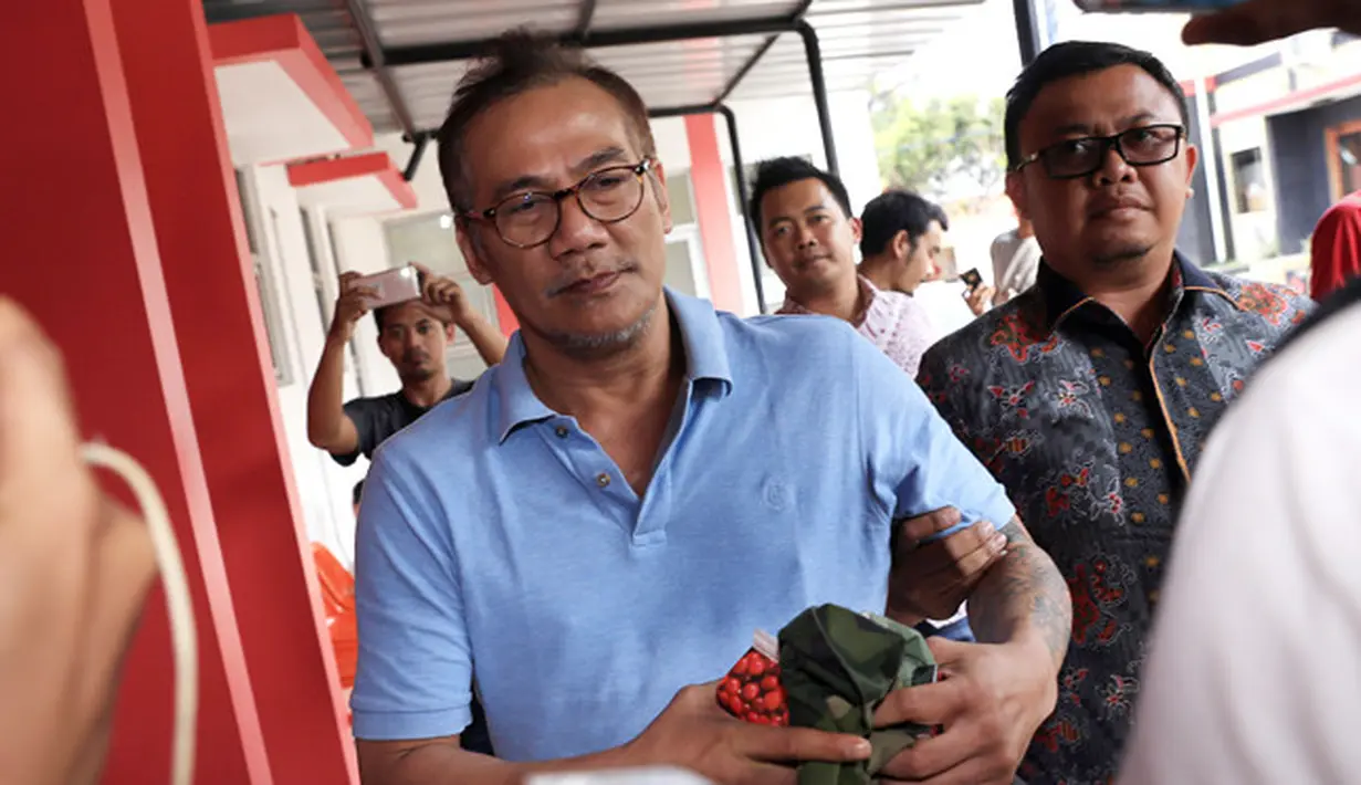 Satu pekan lebih Tio Pakusadewo berada di dalam tahanan setelah tertangkap di rumahnya karena kasus narkoba dengan barang bukti tiga klip plastik kecil berisi 1,06 gram sabu. (Deki Prayoga/Bintang.com)