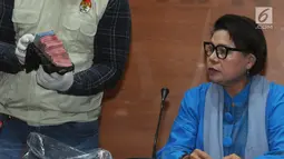 Wakil Ketua KPK Basaria Pandjaitan melihat barang bukti hasil operasi tangkap tangan (OTT) Bupati Bengkulu Selatan Dirwan Mahmud di KPK, Jakarta, Rabu (16/5). Empat orang diamankan dalam OTT di Bengkulu Selatan. (Merdeka.com/Dwi Narwoko)