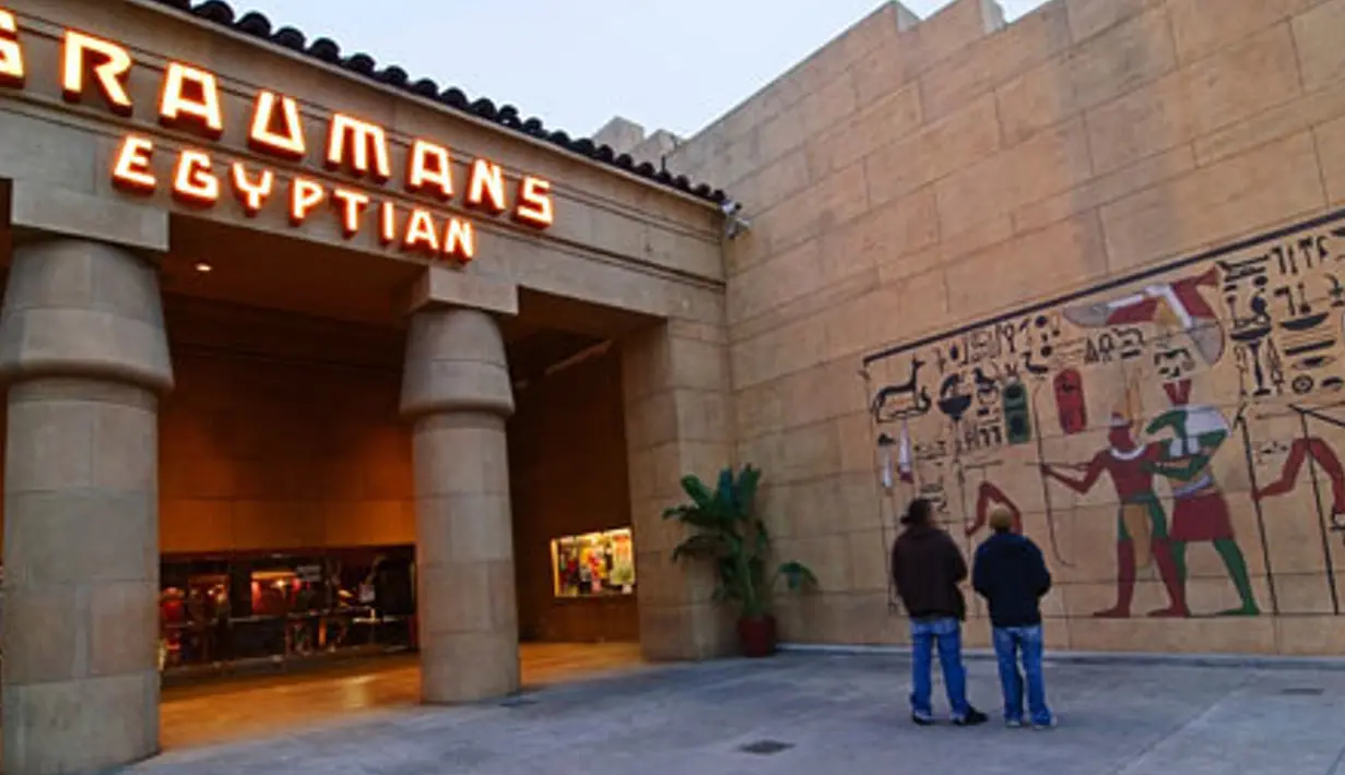 Bioskop Grauman's Egyptian didirikan oleh Sid Grauman di tahun 1921. Gedung bioskop ini didesain seperti bangunan kuno Mesir. Dengan filosofi "kuno" yang ditampilkan, gedung bioskop ini hanya memutar film klasik Hollywood. (www.theguardian.com)