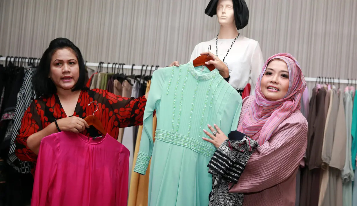 Iriana Jokowi Kunjungi Tuty Adib Untuk Fitting Baju (M. Akrom Sukarya/Bintang.com)