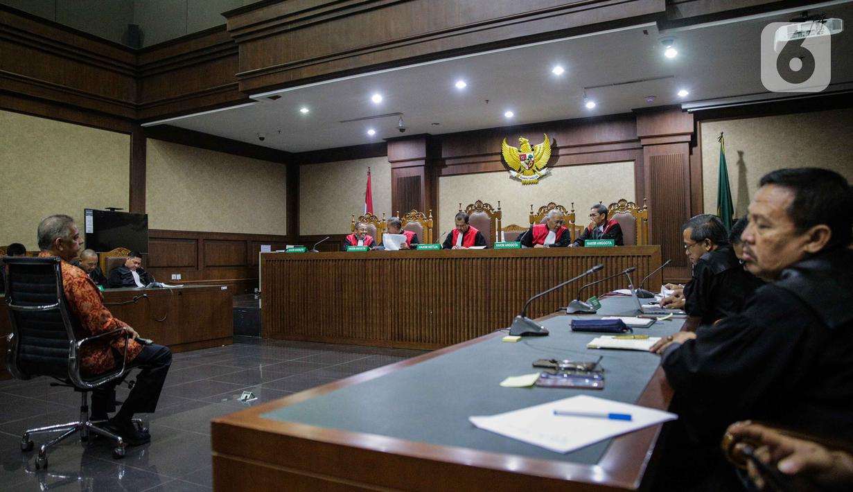 Suasana sidang pembacaan putusan kasus dugaan suap proyek PLTU Riau-1 dengan terdakwa Sofyan Basir di Pengadilan Tipikor, Jakarta, Senin (4/11/2019). Sofyan divonis bebas lantaran dinilai tidak terbukti secara sah dan meyakinkan sebagaimana dakwaan pertama dan kedua. (Liputan6.com/Faizal Fanani)