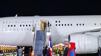 Presiden Prancis Emmanuel Macron didampingi istrinya, Brigitte Macron tiba di Indonesia dalam rangka kunjungan kenegaraan, Selasa (27/5/2025). (Liputan6.com/Lizsa Egeham)
