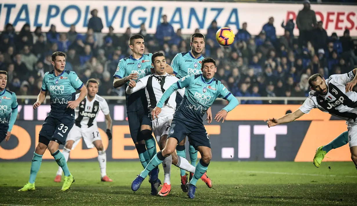 Striker Juventus, Cristiano Ronaldo dikepung oleh pemain Atalanta pada laga Serie A di Stadion Atleti Azzurri, Bergamo, Rabu (26/12). Ronaldo menyelamatkan Juventus dari kekalahan dalam laga yang berakhir dengan skor 2-2. (Marco BERTORELLO / AFP)