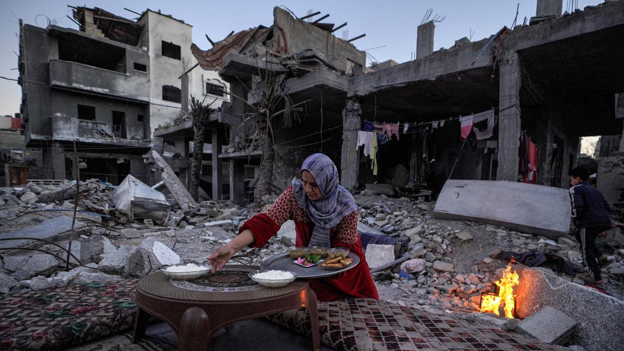 Di Tengah Reruntuhan, Umat Muslim Palestina di Gaza Saat Berbuka Puasa