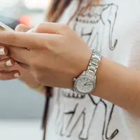 Ilustrasi Akses Informasi Lewat Ponsel | unsplash.com/@paul_