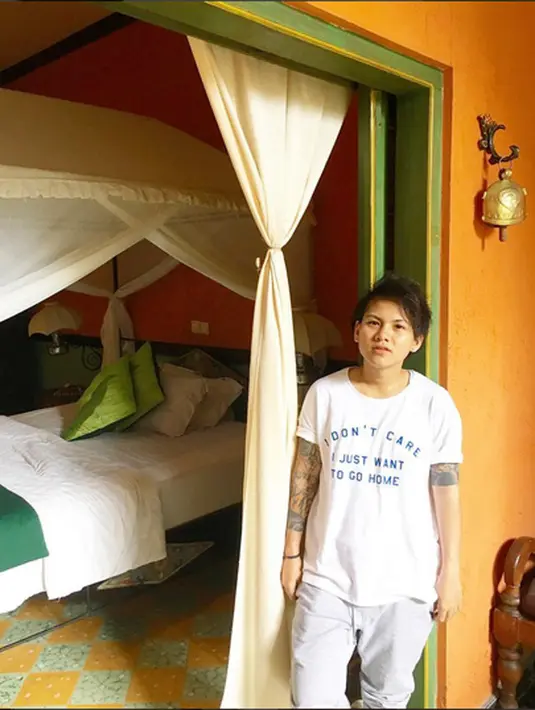 "ngerakit motor aja..kayaknya keren." tulis umiubay. "Host dan rakit motor aj lebih ok" tulis bule.ir1978. Selain itu banyak netizen menyarankan untuk menjadi bintang tamu dalam teve. (Instagram/psychodiva2016)