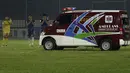 Ambulans membawa bek Bhayangkara FC, Jajang Mulyana, saat melawan PSIS Semarang pada laga Piala Indonesia di Stadion PTIK, Jakarta, Selasa (19/2). Akibat kejadian itu Jajang langsung dilarikan ke rumah sakit. (Bola.com/Yoppy Renato)