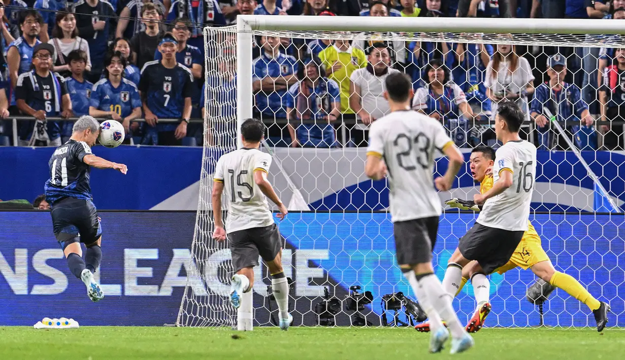 Pemain Jepang, Daizen Maeda (kiri) menyundul bola untuk mencetak gol ke gawang China pada laga putaran ketiga Grup C Kualifikasi Piala Dunia 2026 yang berlangsung di Saitama Stadium, Saitama, Jepang, Kamis (05/09/2024) WIB. (AFP/Yuichi Yamazaki)