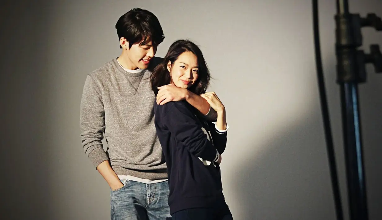 Kim Woo Bin dan Shin Min Ah merupakan salah satu pasangan Korea Selatan yang serasi dan kompak. Lihat saja betapa mesranya mereka saat menjalani sebuah pemotretan. (Foto: koreaboo.com)