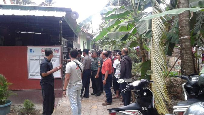Warga Majenang sudah lama geram kepada WNA Singapura, pelaku kekerasan terhadap anak dan istrinya. (Liputan6.com/Haryadi/Muhamad Ridlo)