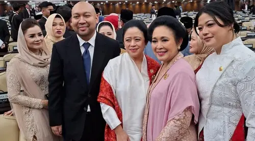 Momen Kebersamaan Titiek Soeharto dan Puan Maharani saat Foto Bersama -  Photo Liputan6.com