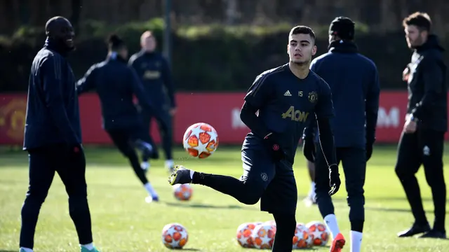 Pemain Manchester United, Andreas Perreira, mengontrol bola saat latihan jelang laga 16 besar Liga Champions. (AFP/Franck Fife)